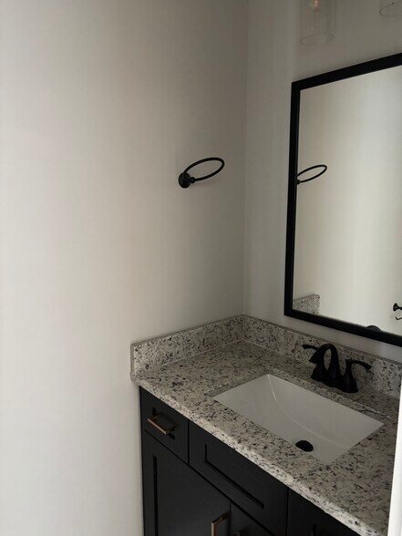 Building Photo - 713 Crossland Ave