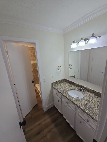 Building Photo - 2102 Gray Falls Dr