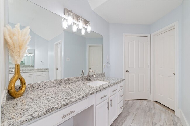 Building Photo - 5214 Bay Pines Dr