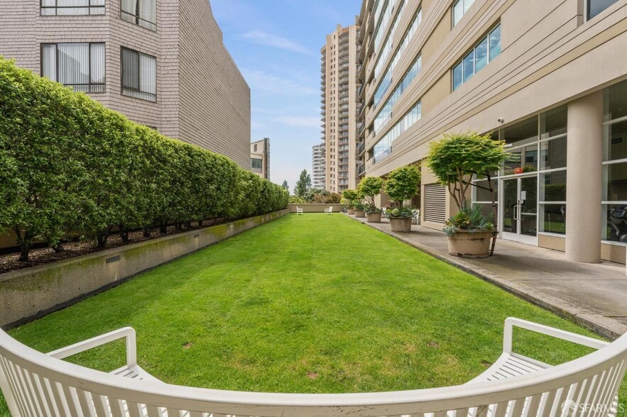 Building Photo - 1388 Gough St