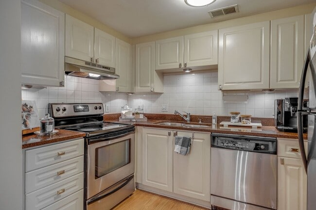 Building Photo - FULLY FURNISHED 2 BED 2 BATH TOWNHOME IN GREENHILLS $2250 PER MONTH.