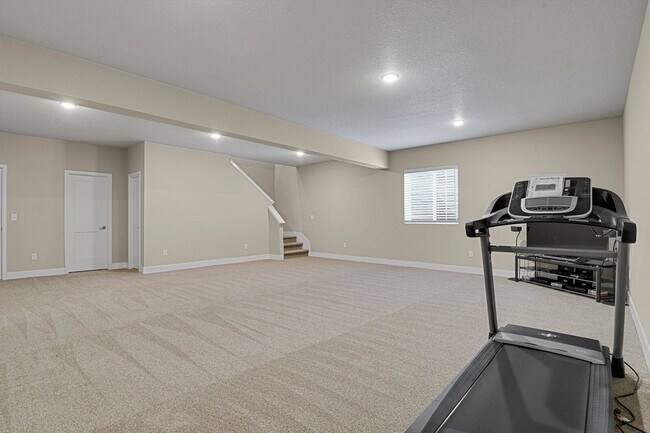 Building Photo - Single Family w/ Elegance