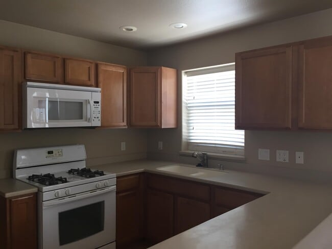 Building Photo - 441 Country Club Ln