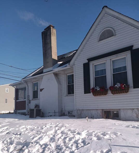 Building Photo - 319 Clymer Ave