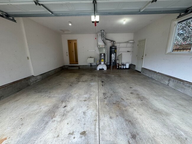 Building Photo - Single level home ~3 Bedroom ~ 2 bath House in Great Location with A/C