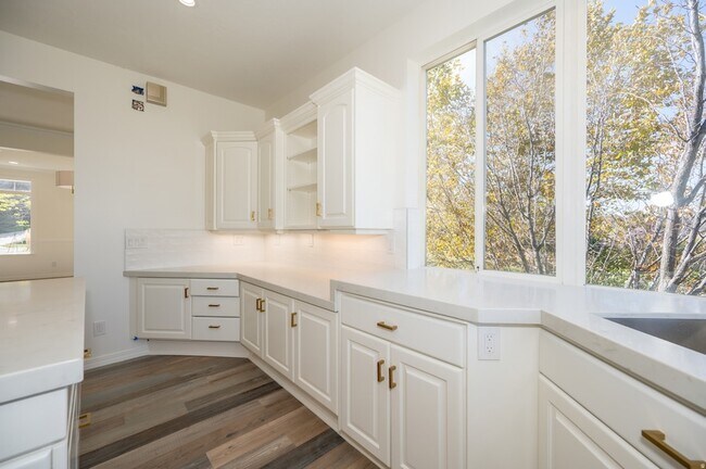 Building Photo - 857 Southfork Dr