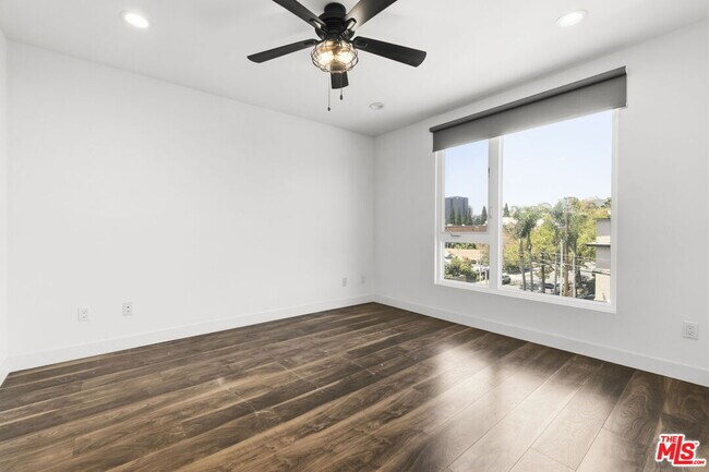 Building Photo - 6021 W Beachwood Ln