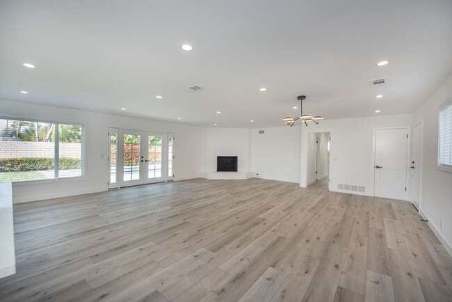 Building Photo - Dover Shores