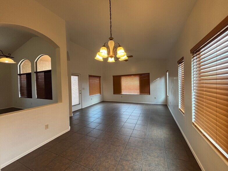 Building Photo - 5305 W Olivine Dr