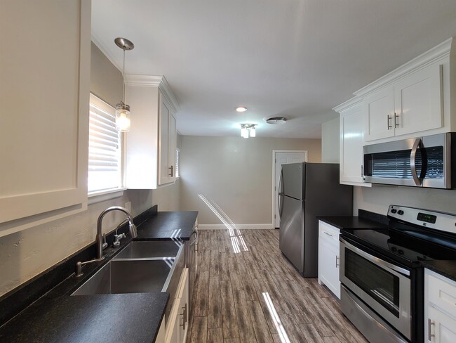 Building Photo - 409 E Shandon Ave