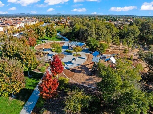 Building Photo - Beautiful Solar 3/2 located in Roseville! Across from Park! Gated Community!