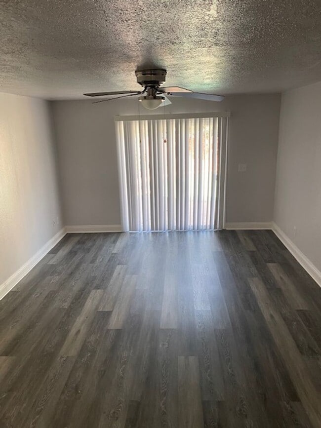 Building Photo - Spacious Home w/ Pool in East Redding!!