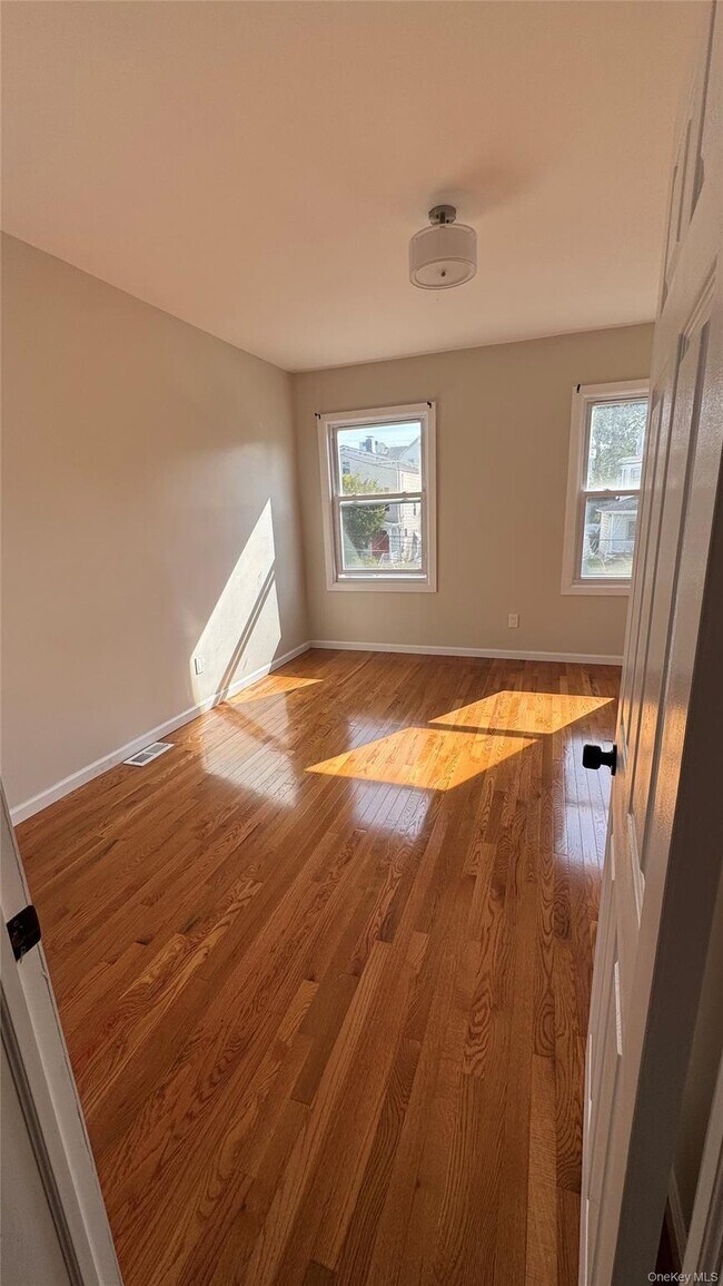 Building Photo - 153 Chester St