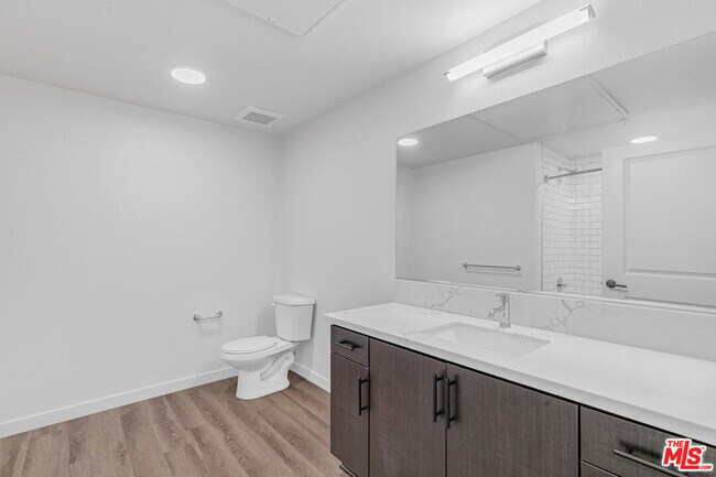 Building Photo - 10824 Blix St