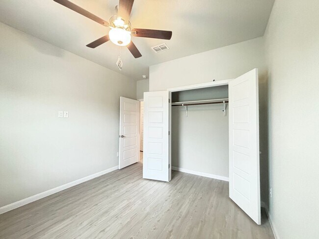 Building Photo - Stunning New Duplex Home in Seguin