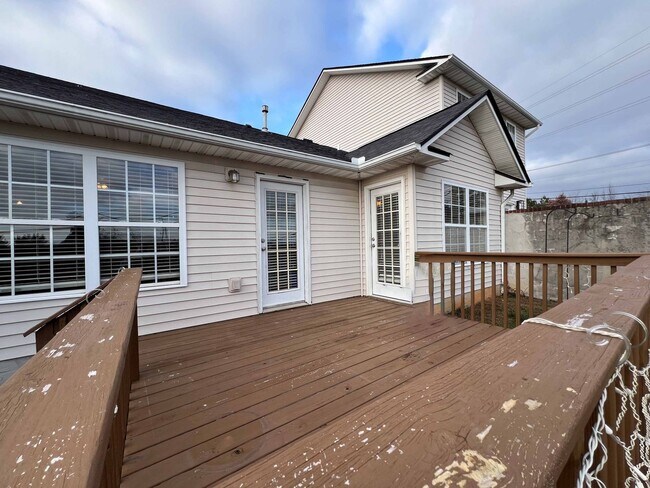 Building Photo - 2-Bedroom + office Condo Retreat with Pool Access