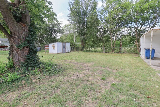 Building Photo - 3 BED 1 BATH! Schedule a tour today!