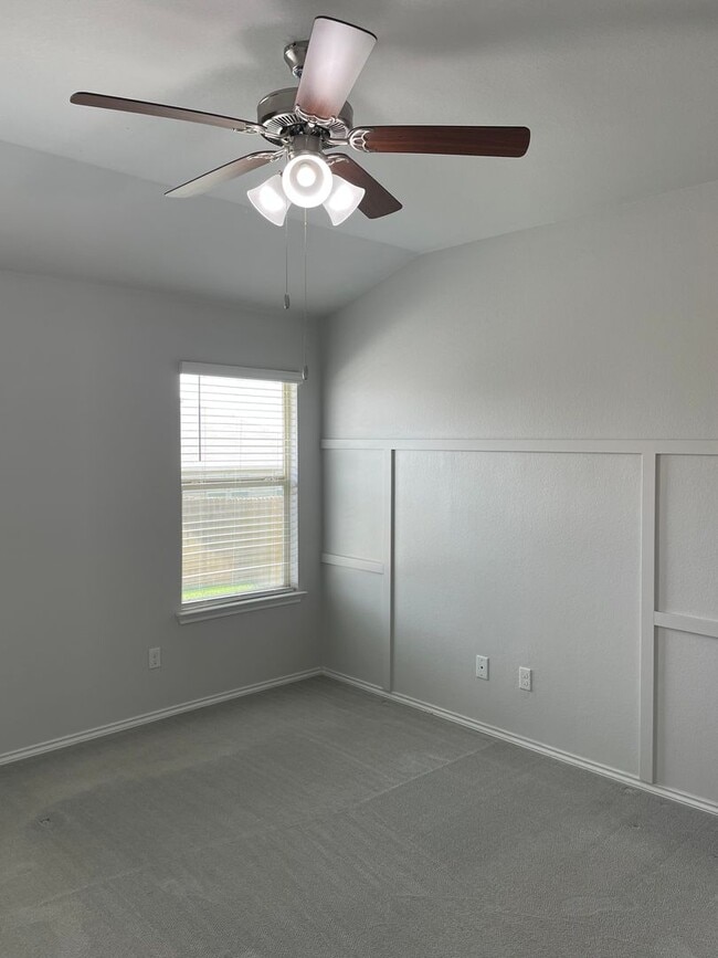 Building Photo - Available Now | Modern Single-Story 3 Bed, 2 Bath | Separate Office/Den | Big Yard | Pet Restrict...