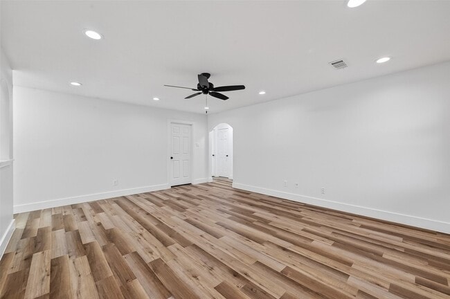 Building Photo - 2018 Village Ct Ln