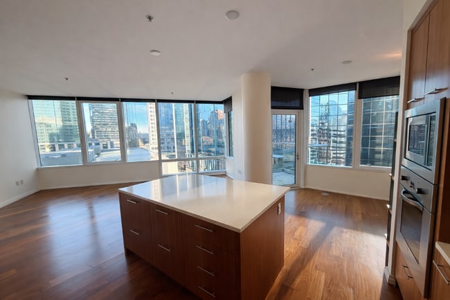 Building Photo - 1Bd/1.5Ba Bellevue Condo
