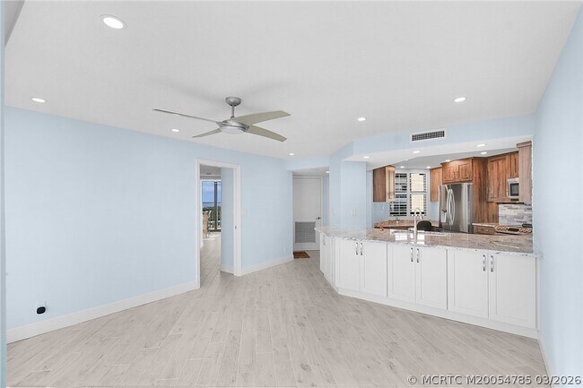 Building Photo - 9550 S Ocean Dr