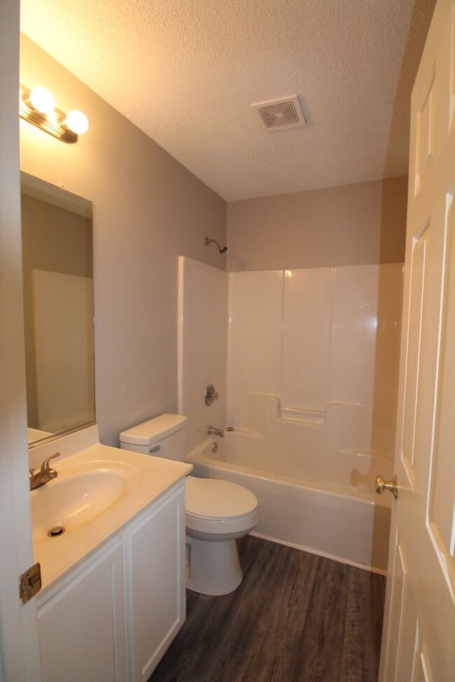 Building Photo - Lovely renovated 3 bedroom 2 Bath home in ...
