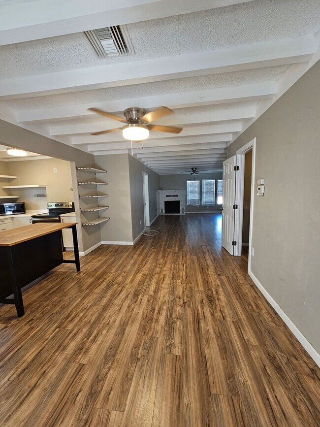 Building Photo - 2 Bedroom 2 Bathroom fully electric house ...