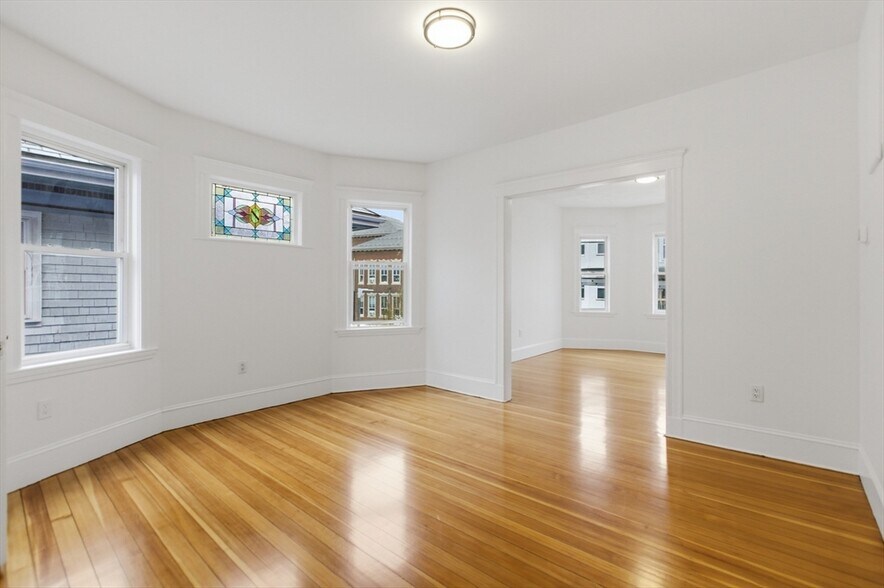 Building Photo - 26 Roseclair St