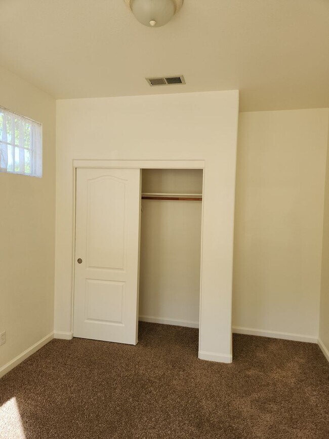 Building Photo - Lovely 3 bedrooms, 2 bathrooms located in ...