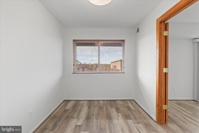 Building Photo - 214 Locust St SE