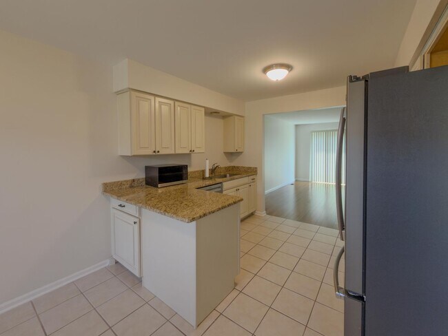 Building Photo - Move-In Ready Ranch Condo with Basement & Prime Location