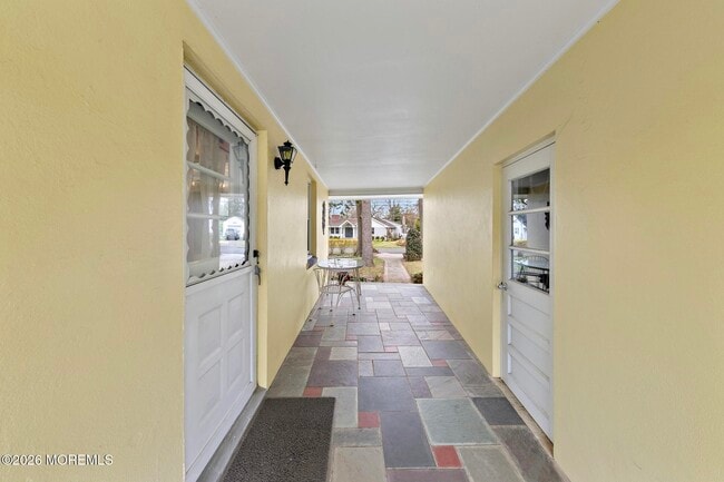 Building Photo - 14 Swan Ave