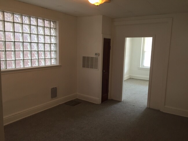 Building Photo - 1st Floor Apartment on the Avenues! A/C, Y...