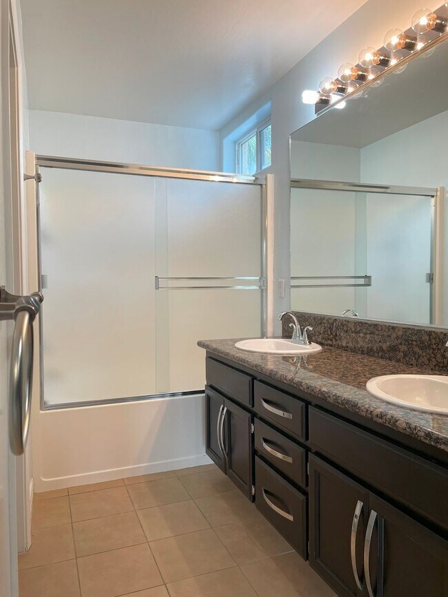Building Photo - Beautiful NW Bakersfield Home with Lake Ac...
