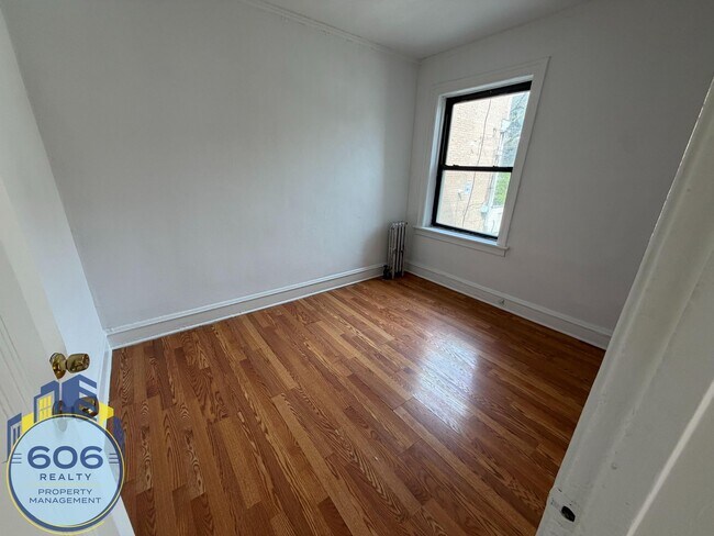 Building Photo - 1135 W Lunt Ave
