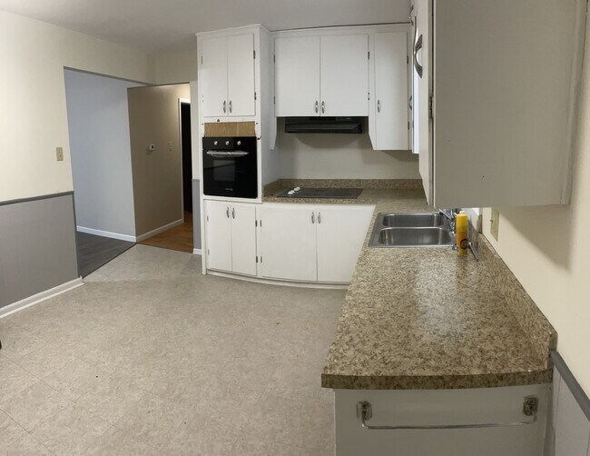 Building Photo - 4932 N Creasy Springs Rd