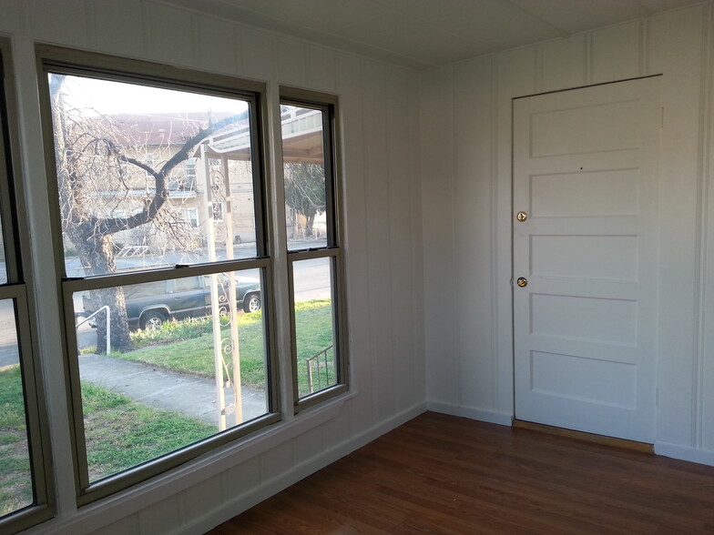 Front room/study - 208 E Twohig Ave