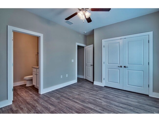 Building Photo - Beautiful 2/2.5 Townhouse in the heart of Freeport