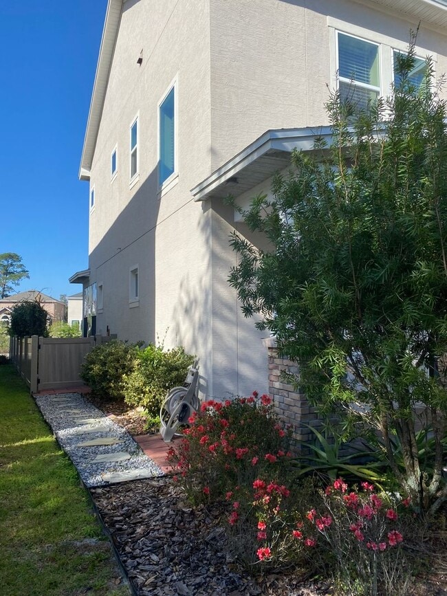 Building Photo - Beautiful 3 bedroom, 2.5 bathrooms  located in The Preserve of Oviedo on the Park