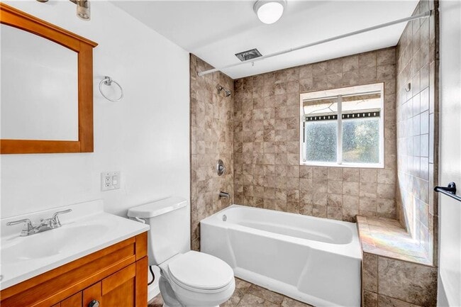 Building Photo - 1870 Windemere Dr NE