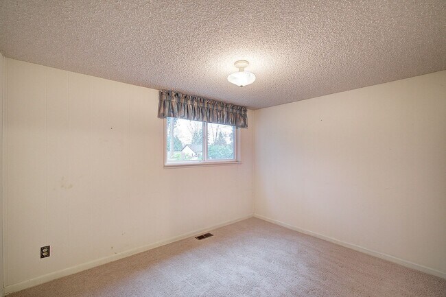 Building Photo - 2bd/1.5ba Redmond Home