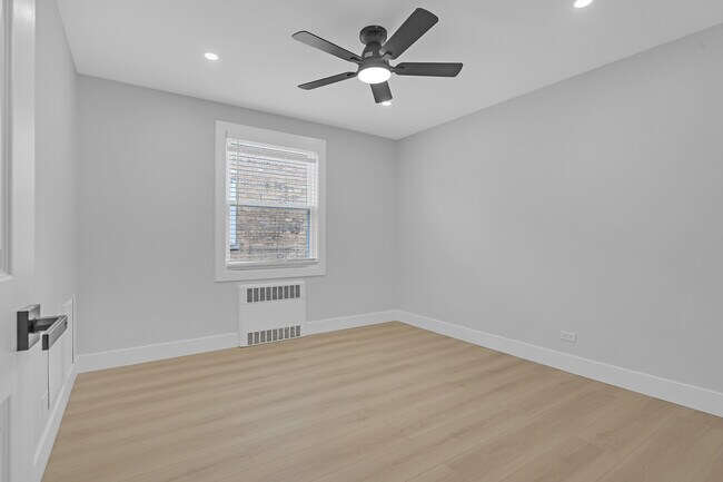 Building Photo - 2712 W Balmoral Ave