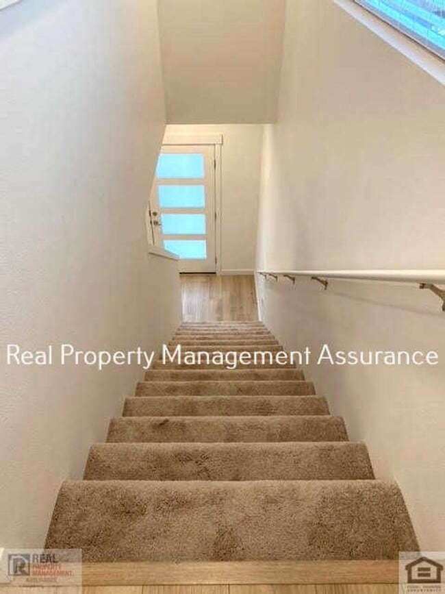 Building Photo - Modern 3 Bedroom Duplex With Garage!!