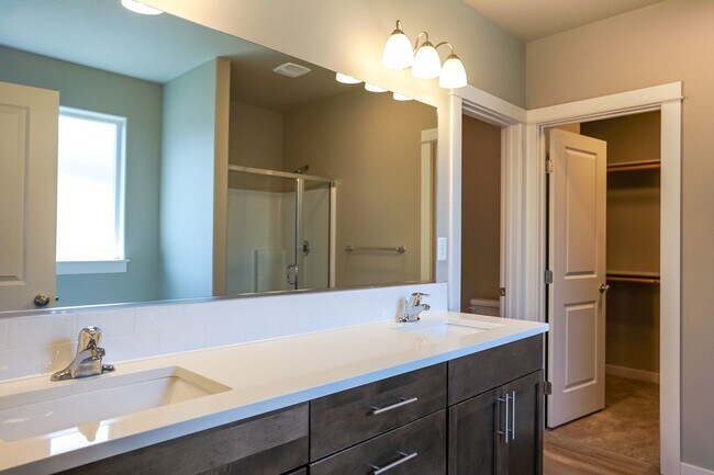 Building Photo - 3 bedroom 2 bath -3 car garage!