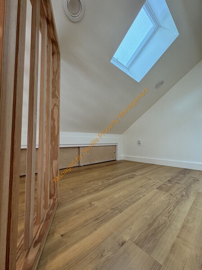 Building Photo - CHARMING 2 BEDROOM /1 BATHROOM HOME W/LOTS...