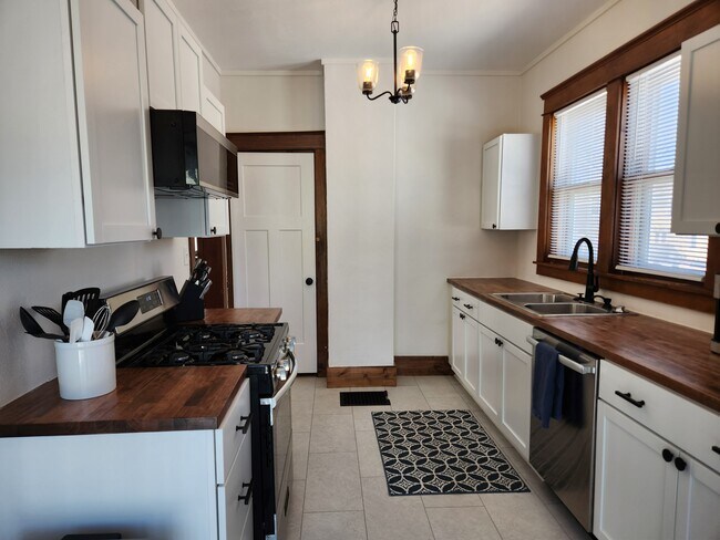 Kitchen - 1404 Grove St