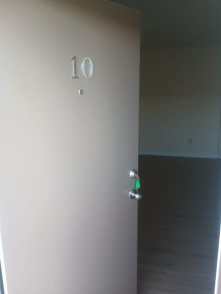 Building Photo - 9415 California Ave