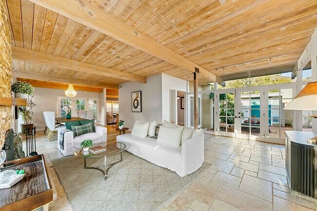 Building Photo - 6241 Frondosa Dr