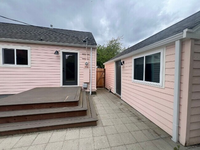 Building Photo - Charming 2 BD + Studio (Water Included)