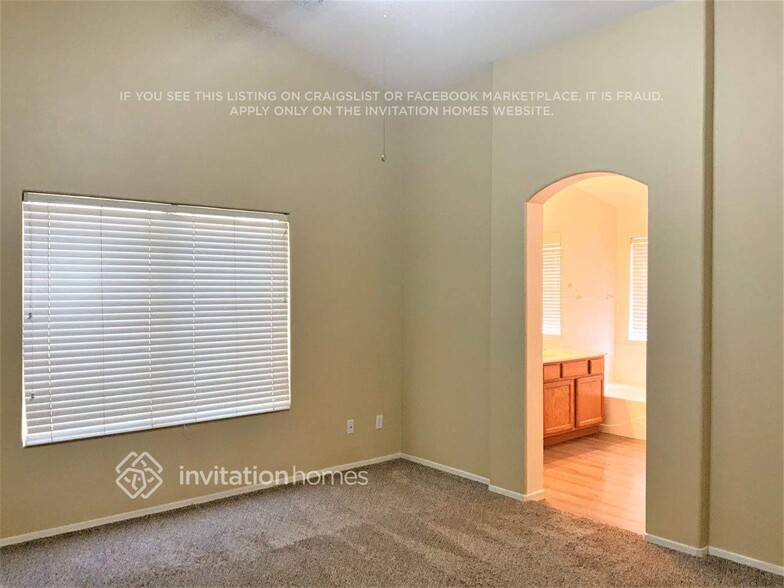 Building Photo - 2724 E Concho Ave